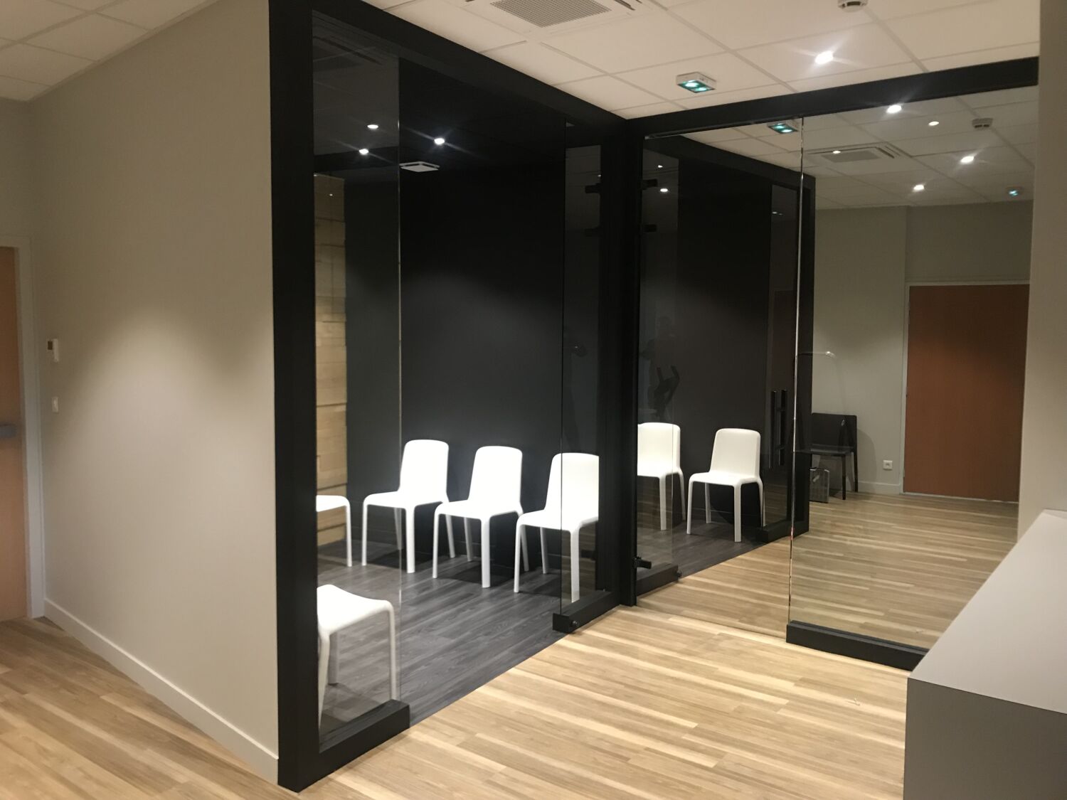 Photo de la création et l'aménagement d'une salle d'attente - Ébénisterie de Carouge