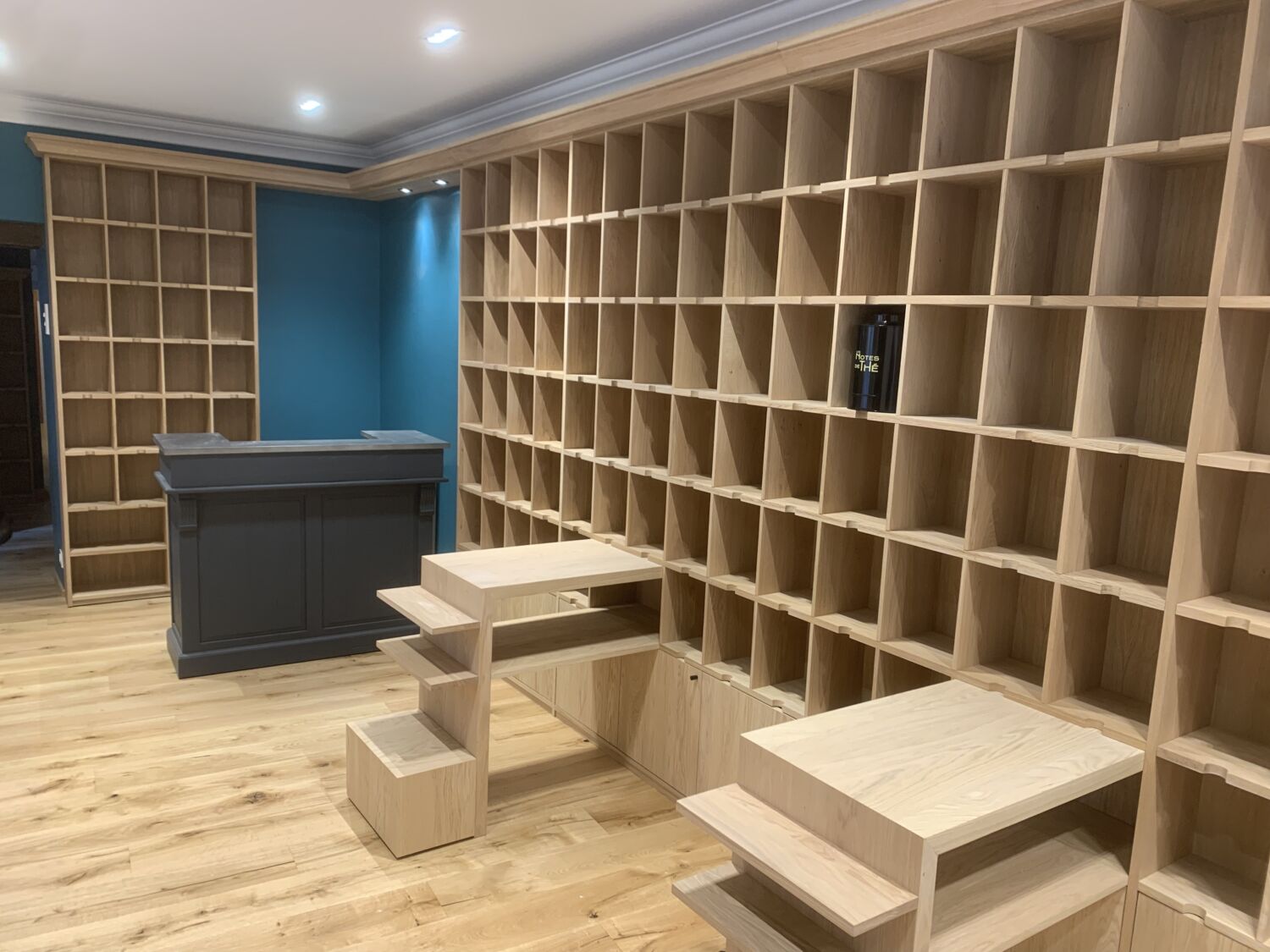 Création et aménagement d'une commode de rangement pour un magasin