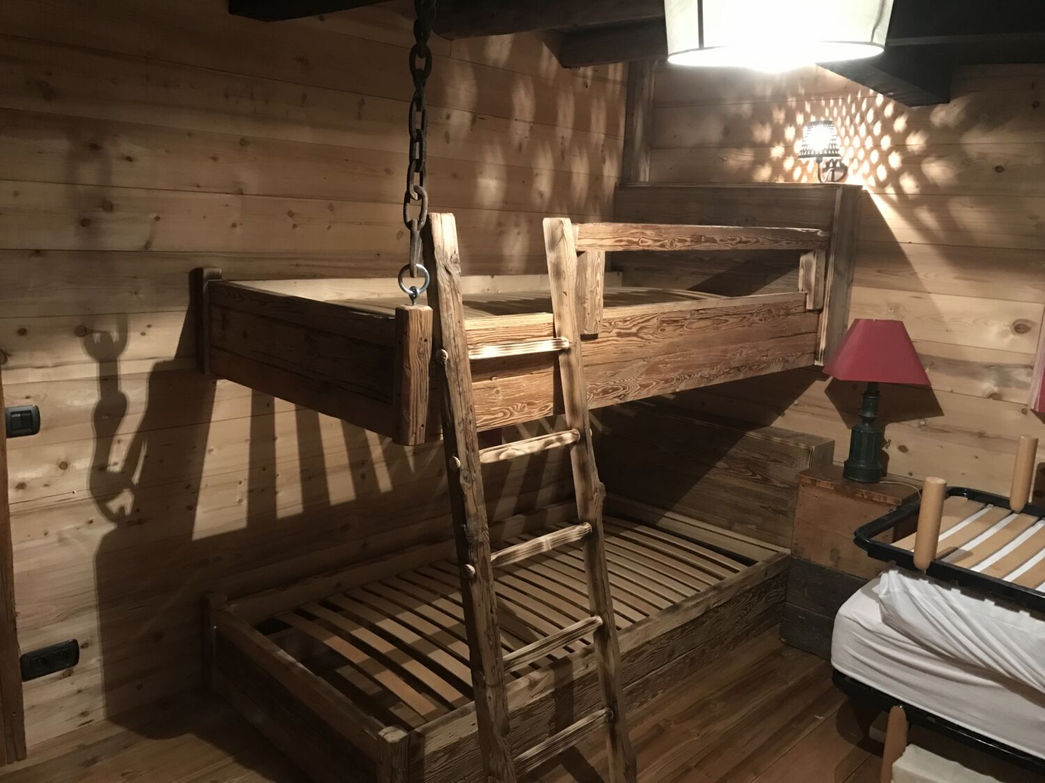 Menuiserie bois et aménagement d'un lit superposé