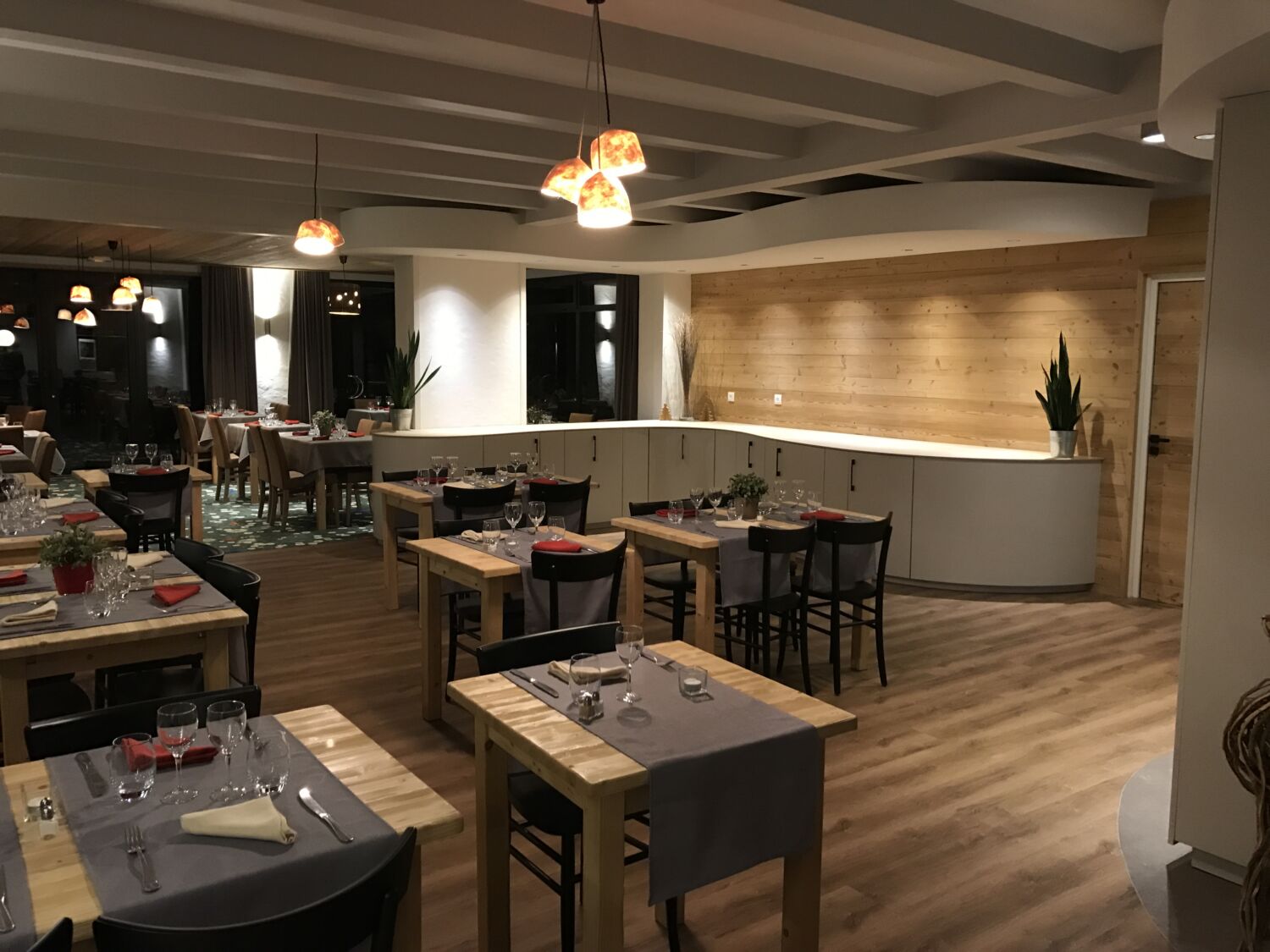 Aménagement et menuiserie pour un restaurant - Ébénisterie de Carouge à Thônes