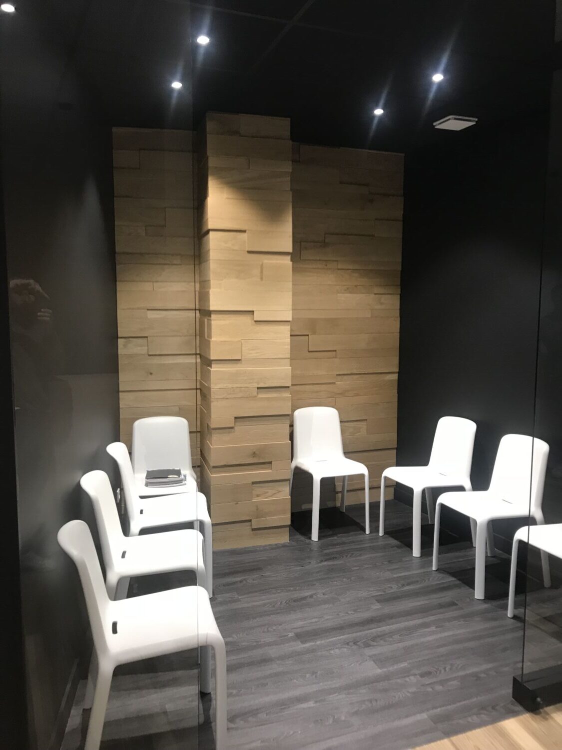 Création et aménagement d'une salle d'attente - Ébénisterie de Carouge à Thônes