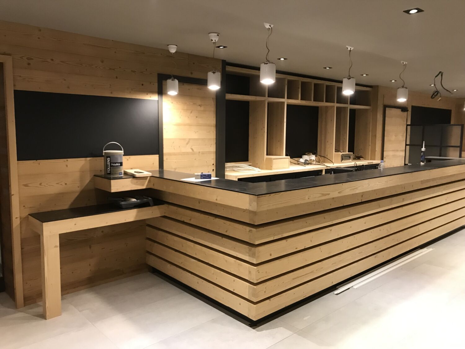 Aménagement et menuiserie d'une banque d'accueil - Ébénisterie de Carouge à Thônes