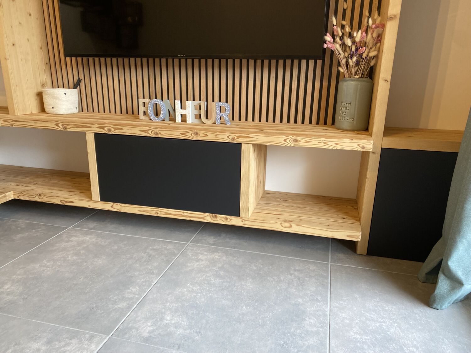 Photo d'un meuble télé en bois réalisé par l'entreprise l'Ébénisterie de Carouge à Thônes