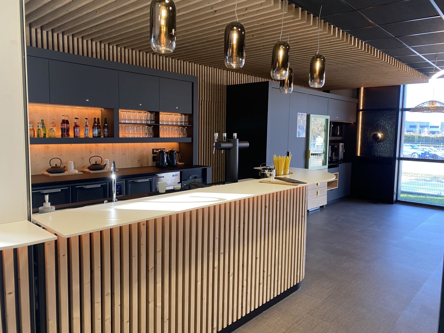 Aménagement et menuiserie pour un bar - Ébénisterie de Carouge à Thônes