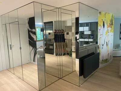 Photo d'une création d'armoire avec miroir