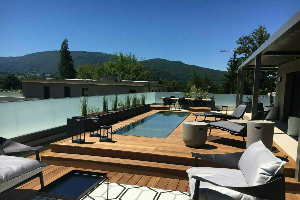 photo d'une terrasse en bois réalisée par l'Ébénisterie de Carouge à Thônes
