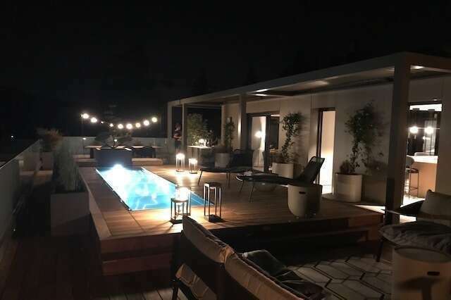 Construction d'une terrasse en bois avec lames