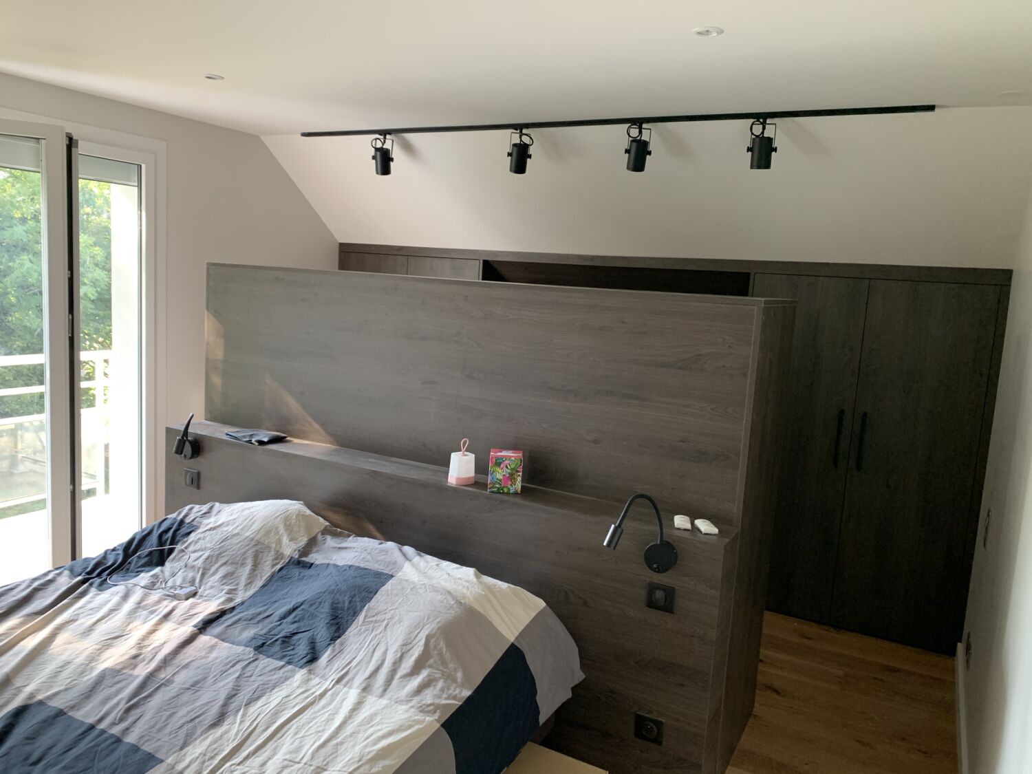 Création sur mesure d'une tête de lit en bois - Ébénisterie de Carouge