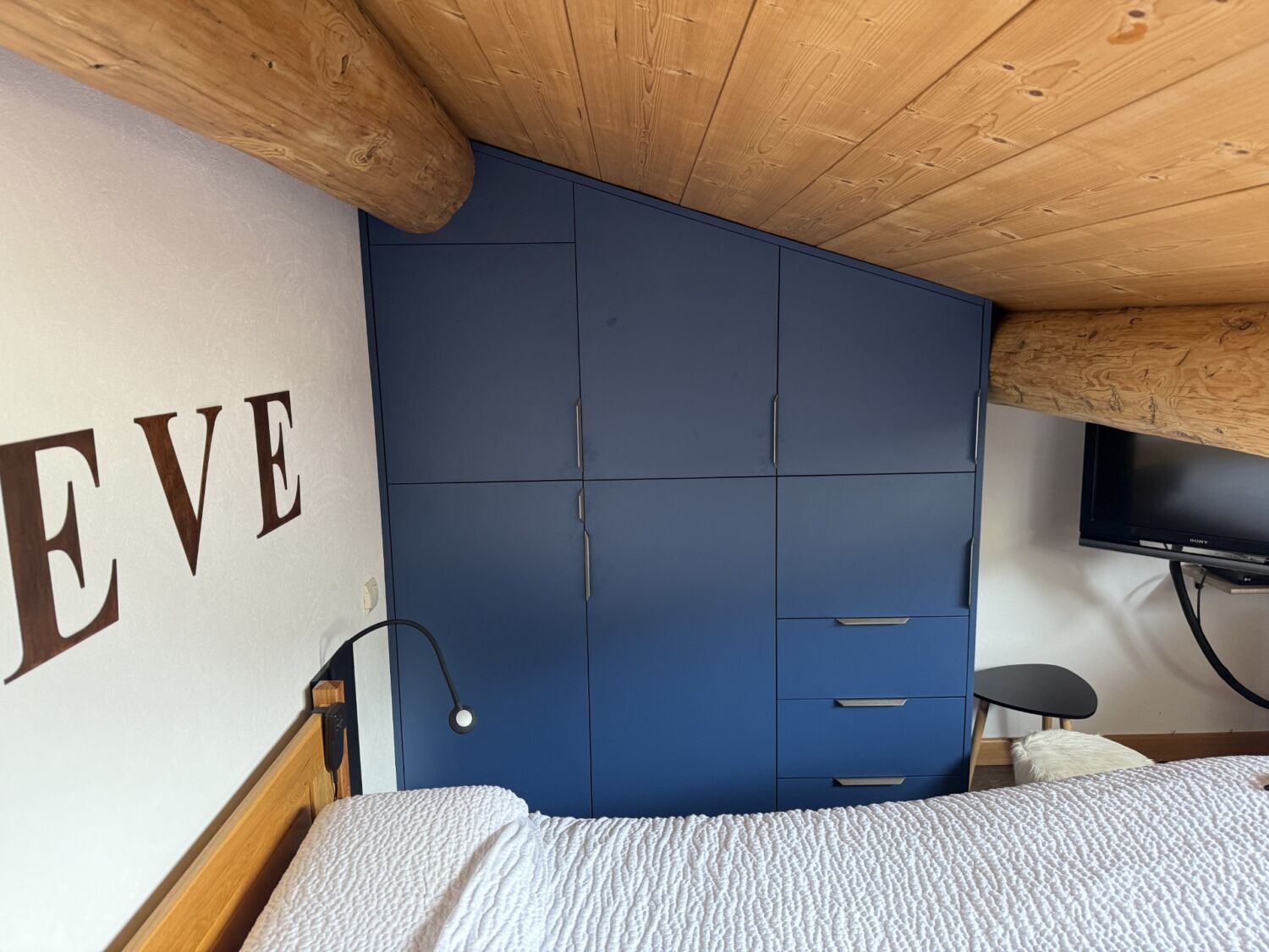 Photo d'une création de dressing bleu réalisé par l'Ébénisterie de Carouge située à Thônes